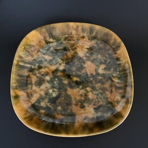 Pode incluir: Um conjunto de três canecas de cerâmica com acabamento fosco e salpicado. As canecas são em tons de creme, cinza claro e cinza escuro. Cada caneca tem um design simples e minimalista, perfeito para café ou chá.