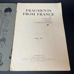 K&ouml;nnte beinhalten: Ein Vintage-Buch mit dem Titel "FRAGMENTS FROM FRANCE" von Captain Bruce Bairnsfather. Das Cover ist cremefarben mit schwarzem Text, einschlie&szlig;lich "Vol. IV" und den Details des Verlags. Eine zweite Seite mit Illustrationen ist sichtbar.