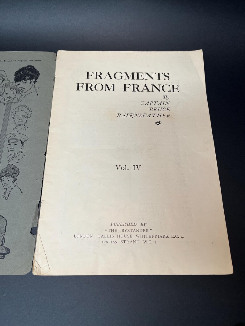 K&ouml;nnte beinhalten: Ein Vintage-Buch mit dem Titel "FRAGMENTS FROM FRANCE" von Captain Bruce Bairnsfather. Das Cover ist cremefarben mit schwarzem Text, einschlie&szlig;lich "Vol. IV" und den Details des Verlags. Eine zweite Seite mit Illustrationen ist sichtbar.