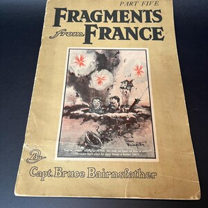 K&ouml;nnte beinhalten: Ein Vintage-Buchcover mit dem Titel "FRAGMENTS from FRANCE, PART FIVE". Das Cover ist beige mit schwarzem Text und einer Cartoon-Illustration von Soldaten in einer Kriegsszene. Der Name des Autors, Capt. Bruce Bairnsfather, ist ebenfalls auf dem Cover abgedruckt.