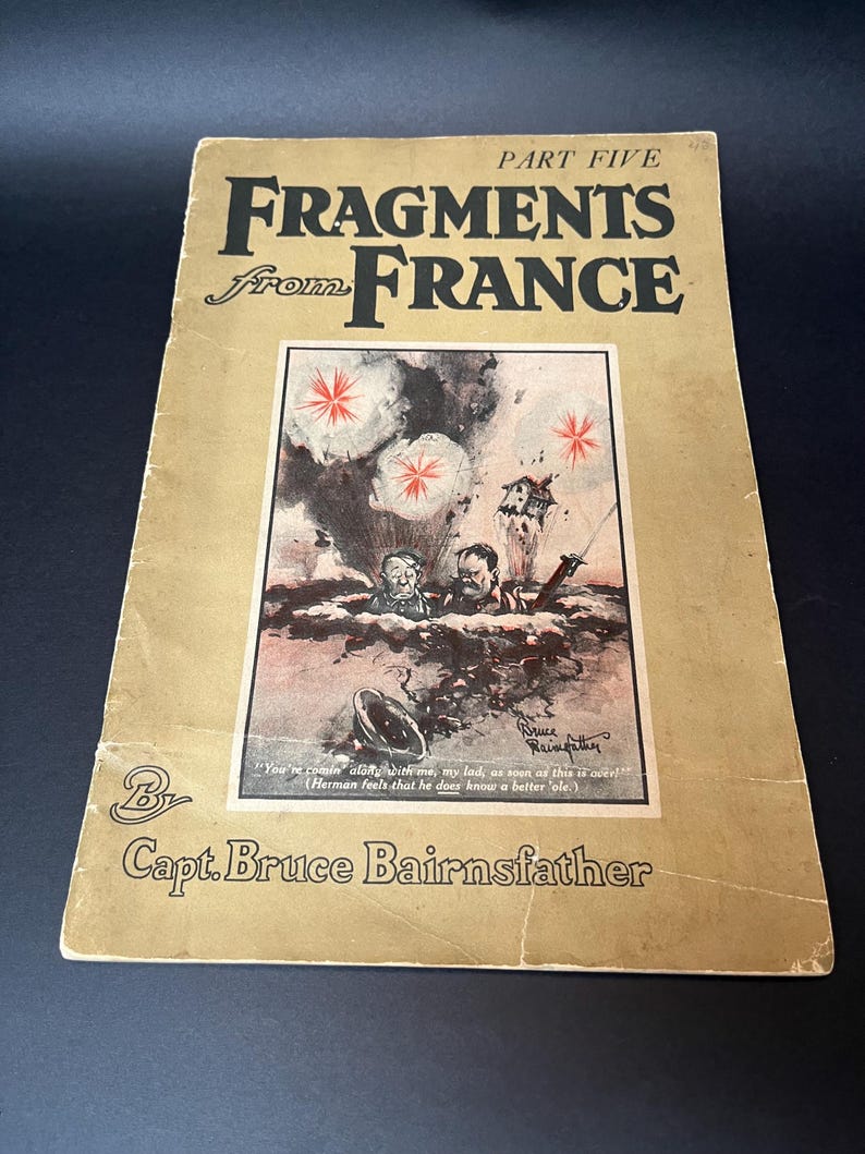 K&ouml;nnte beinhalten: Ein Vintage-Buchcover mit dem Titel "FRAGMENTS from FRANCE, PART FIVE". Das Cover ist beige mit schwarzem Text und einer Cartoon-Illustration von Soldaten in einer Kriegsszene. Der Name des Autors, Capt. Bruce Bairnsfather, ist ebenfalls auf dem Cover abgedruckt.