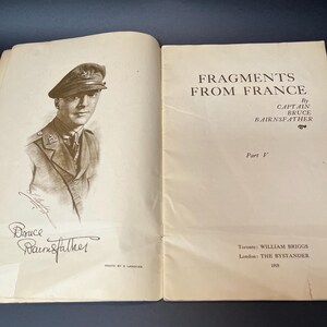 K&ouml;nnte beinhalten: Ein offenes Buch mit einem Portr&auml;t eines Mannes in Milit&auml;runiform und dem Titel "FRAGMENTS FROM FRANCE" von Captain Bruce Bairnsfather. Ver&ouml;ffentlicht 1918 von William Briggs in Toronto und The Bystander in London. Mit Unterschrift.