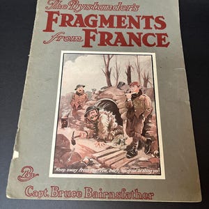 K&ouml;nnte beinhalten: Ein Vintage-Buchcover mit dem Titel "The Bystander's Fragments from France" mit einer Sepia-Illustration von Soldaten. Das Cover ist grau mit rotem Text, einschlie&szlig;lich des Namens des Autors, Capt. Bruce Bairnsfather, und einem Zitat.