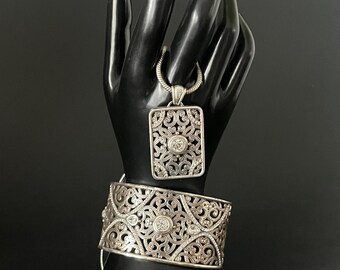 Vintage signiertes Brighton Serendipity Set (nicht mehr im Sortiment): Silberfarbener Kristall-Armreif und verstellbare Halskette mit Anhänger | Art-déco-Spitzenschmuck