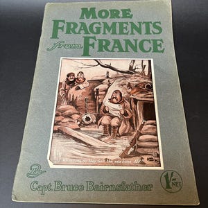 K&ouml;nnte beinhalten: Ein Vintage-Buchcover mit dem Titel "More Fragments from France" von Capt. Bruce Bairnsfather. Das Cover ist in ged&auml;mpftem Gr&uuml;n gehalten, der Titel in gro&szlig;en gr&uuml;nen Buchstaben. Die Illustration zeigt Soldaten in einem Sch&uuml;tzengraben, mit dem Text "What time do they feed the sea lions Alf?"