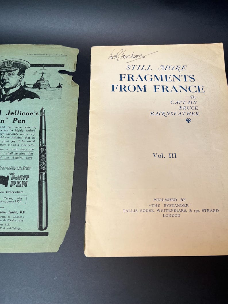 K&ouml;nnte beinhalten: Zwei alte Papierartikel: eine gr&uuml;n-wei&szlig;e Werbung f&uuml;r "Jellicoe's Pen" und ein Buch mit dem Titel "Still More Fragments From France" von Captain Bruce Bairnsfather. Das Buch ist Band III, ver&ouml;ffentlicht in London.