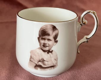 Vintage Paragon Tasse mit Prinz Charles Babyfoto | Feines Porzellan aus den 1950er Jahren, königliches Souvenir | Britische Sammler-Teetasse