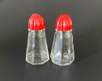 Vintage glazen zoutpepervaatjes | Octagon body, rode bovenkant, retro keukengerei