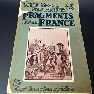K&ouml;nnte beinhalten: Ein altes Buch mit dem Titel "Still More Bystander Fragments from France No. 3" von Capt. Bruce Bairnsfather. Das gr&uuml;ne Cover zeigt schwarzen Text und eine Illustration von Soldaten. Das Buch ist abgenutzt.
