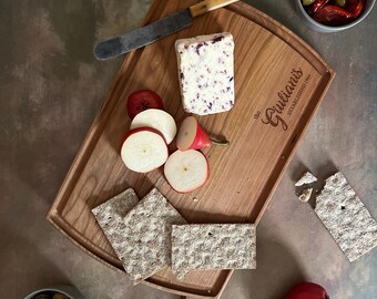 Schneidebrett mit Gravur, großes personalisiertes Charcuterie-Brett, einzigartige personalisierte Jubiläumsgeschenke, neues Zuhause Einweihungsgeschenk