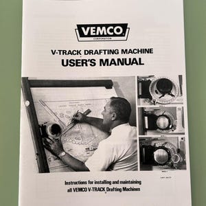 Puede incluir: Un manual de usuario blanco para la máquina de dibujo VEMCO Corporation V-Track. La portada presenta texto negro, un logotipo y fotografías en blanco y negro que muestran a una persona usando el equipo y vistas detalladas de tres modelos.