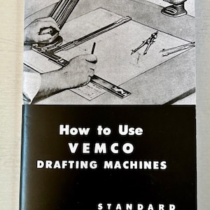 Puede incluir: Un manual de instrucciones en blanco y negro titulado How to Use VEMCO DRAFTING MACHINES STANDARD AND CIVIL ENGINEERS. La portada presenta una ilustración gráfica de un brazo de dibujo mecánico montado en un escritorio con un compás y un lápiz.