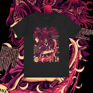 Könnte beinhalten: Schwarzes T-Shirt mit einem Grafikdruck eines Charakters aus dem Anime Demon Slayer. Der Charakter hält ein Schwert und hat rote Augen. Der Text "Demon Slayer" ist auf dem Shirt gedruckt. Der Text "黒死羊" ist auf dem Shirt in Japanisch gedruckt.