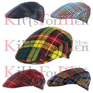 Puede incluir: Cuatro gorras planas diferentes con estampado de cuadros. Las gorras son de varios colores, incluyendo rojo, azul, verde, amarillo y negro.