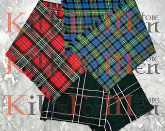 Op de afbeelding: Vier tartan sjaals in rood, blauw, groen en zwart, elk met een gefranjerde rand. De sjaals zijn gerangschikt in een gelaagd, overlappend patroon, met de verschillende ruitontwerpen. De afbeelding is van bovenaf genomen.