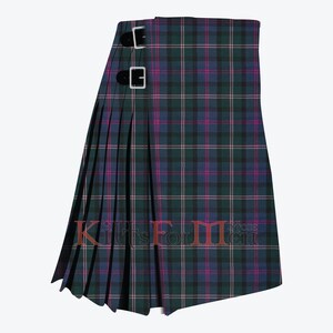 Könnte beinhalten: Ein traditioneller Kilt mit einem karierten Muster in Grün, Pink und Blau. Der Kilt hat eine gefaltete Vorderseite und einen Schnallenverschluss.