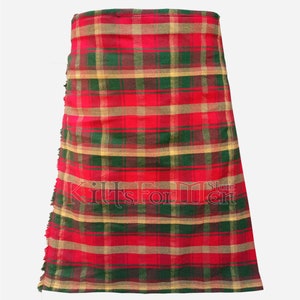 Op de afbeelding: Een rode, groene en gouden tartan kilt met een gefranst onderrand. De kilt is gemaakt van geweven stof en heeft een traditioneel ruitpatroon.
