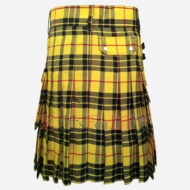 Op de afbeelding: Een gele, zwarte en rode tartan kilt met plooien en zakken. De kilt heeft een zwarte band met een zilveren gesp aan de zijkant.