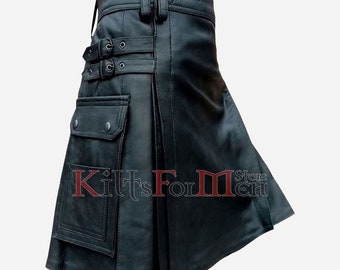 Könnte beinhalten: Schwarzer Lederkilt mit zwei Vordertaschen und Schnallendetails. Der Kilt hat ein plissiertes Design und einen Gürtel mit zwei Schnallen. Der Text "KiltsForMen" ist unten sichtbar.