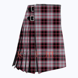 Puede incluir: Un kilt de tartán gris, negro y rojo con hebillas negras. El kilt está plisado y tiene un diseño tradicional.