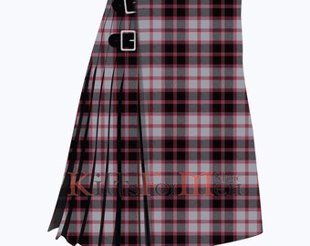 Puede incluir: Un kilt de tartán gris, negro y rojo con hebillas negras. El kilt está plisado y tiene un diseño tradicional.