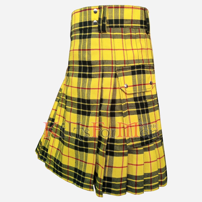 Op de afbeelding: Een gele, zwarte en rode tartan kilt met een grote cargozak aan de rechterkant. De kilt is geplooid en heeft een gespsluiting op de taille.