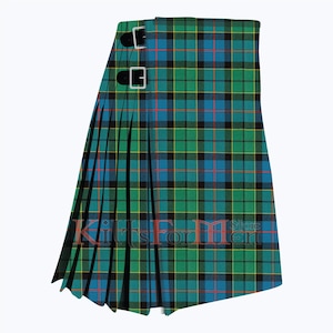 Op de afbeelding: Een groene, blauwe, gele en zwarte tartan kilt met een zwarte leren riem en gesp.