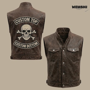 Puede incluir: Chaleco de cuero marr&oacute;n con un parche de calavera y huesos cruzados en la espalda, con el texto "CUSTOM TOP" y "CUSTOM BOTTOM". El chaleco tiene dos bolsillos delanteros y cierre de botones.