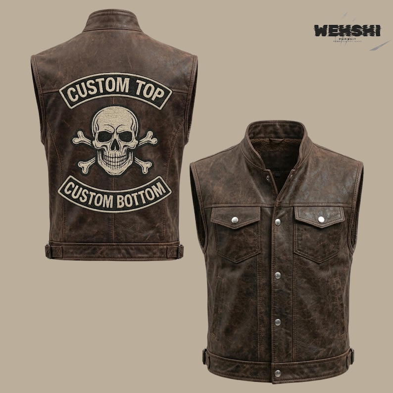 Puede incluir: Chaleco de cuero marr&oacute;n con un parche de calavera y huesos cruzados en la espalda, con el texto "CUSTOM TOP" y "CUSTOM BOTTOM". El chaleco tiene dos bolsillos delanteros y cierre de botones.