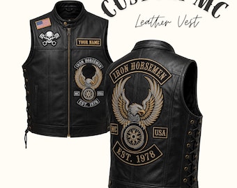Peut inclure: Un gilet en cuir noir avec fermeture éclair frontale, lacets latéraux et écussons incluant un drapeau américain, un crâne avec pistons et un porte-nom. Le dos présente un grand aigle brodé avec le texte Iron Horsemen Est. 1978.