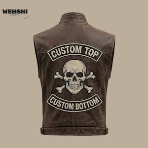 Puede incluir: Chaleco de cuero marr&oacute;n con un parche de calavera y huesos cruzados. El parche est&aacute; centrado en la espalda y tiene las palabras "CUSTOM TOP" y "CUSTOM BOTTOM" encima y debajo del gr&aacute;fico de la calavera. El chaleco tiene un estilo motero cl&aacute;sico.