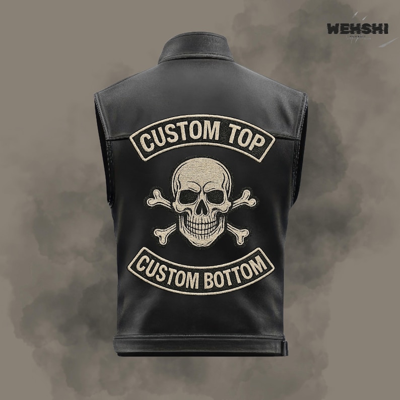 Puede incluir: Chaleco de cuero negro con un parche de calavera y huesos cruzados. El chaleco tiene dos parches que dicen "CUSTOM TOP" y "CUSTOM BOTTOM". El chaleco es sin mangas y tiene cuello.