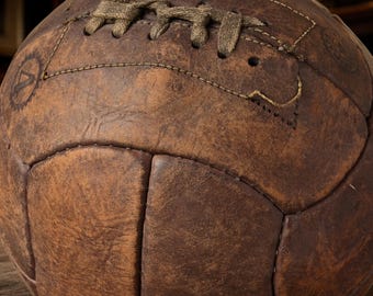 Ręcznie wykonana skórzana piłka nożna z lat 40. i 60. XX wieku, z charakterystycznym wzorem sznurowania - Pamiątki kolekcjonerskie - Wystrój domu i biura.