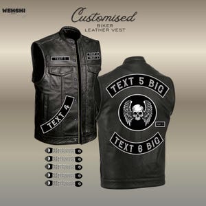 Może przedstawiać: Czarna skórzana kamizelka motocyklowa z naszywkami, w tym czaszką ze skrzydłami i napisem "TEXT 5 BIG". Kamizelka ma zamek błyskawiczny z przodu i kieszenie. U góry znajduje się napis "Customised Biker Leather Vest".