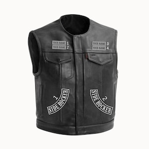 Op de afbeelding: Zwart leren vest met twee voorzakken en een klein rood accent. Het vest heeft patches met de tekst "YOUR NAME" en "SIDE ROCKER". Het vest is mouwloos en heeft een ronde kraag.