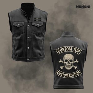 Puede incluir: Chaleco de cuero negro con un dise&ntilde;o cl&aacute;sico. Cuenta con dos bolsillos delanteros, cierre de botones y un peque&ntilde;o parche con el texto "NAME 1" y "NAME 2". La parte trasera muestra un parche de calavera y huesos cruzados con el texto "CUSTOM TOP" y "CUSTOM BOTTOM".