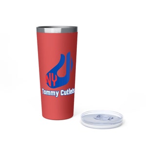 Puede incluir: Un vaso de acero inoxidable rojo con un logotipo azul y rojo que dice "Tommy Cutlets" y "NY". El vaso tiene una tapa transparente.