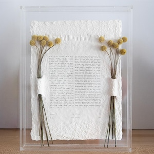 Ketubah unique et minimaliste avec pulpe de papier faite main et cadre moderne en acrylique