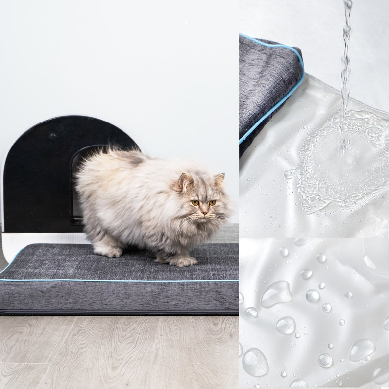 Pu&ograve; includere: Un letto per gatti grigio con un bordo blu e una fodera impermeabile. Il letto &egrave; mostrato con un gatto grigio soffice in piedi su di esso. La fodera &egrave; mostrata con gocce d'acqua su di essa.