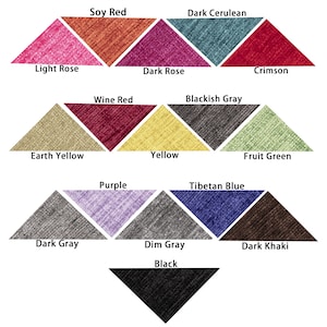 Pu&ograve; includere: Una cartella colori di campioni di tessuto in ciniglia in vari colori, tra cui rosa chiaro, giallo terra, rosso vino, viola, rosa scuro, giallo, grigio scuro, blu tibetano, cremisi, verde frutta, grigio scuro, grigio chiaro, nero e kaki scuro. Il testo "CHENILLE" &egrave; in cima alla cartella, e il testo "Visual Appeal, easy to clean" &egrave; in fondo.