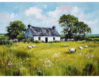 Op de afbeelding: Een olieverfschilderij van een wit huisje met een donker dak in een levendige groene weide vol gele en witte wilde bloemen. Verschillende witte schapen grazen in het hoge gras bij het huis, omlijst door twee grote groene bomen onder een blauwe lucht.