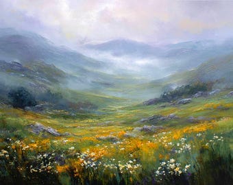 Op de afbeelding: Een olieverfschilderij van een bergachtig dallandschap met glooiende groene heuvels, verspreide grijze rotsen en een voorgrond vol levendige gele en witte wilde bloemen onder een zachte, mistige en bewolkte lucht met gedempte paarse tinten.