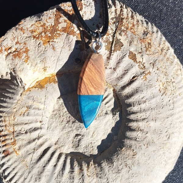 Collier avec pendentif planche de surf en bois d'olivier et résine époxy. Pendentif artisanal fait main