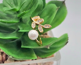 Pearl and leaf Adjustable ring