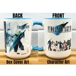 Op de afbeelding: Witte keramische mok met een blauwe binnenkant en handvat. De mok heeft de tekst "FINAL FANTASY VII" en karakterkunst op de voorkant, en box cover art op de achterkant. De mok heeft de tekst "Box Cover Art" en "Character Art".