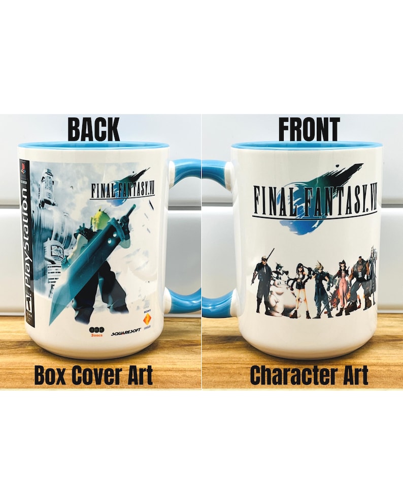 Op de afbeelding: Witte keramische mok met een blauwe binnenkant en handvat. De mok heeft de tekst "FINAL FANTASY VII" en karakterkunst op de voorkant, en box cover art op de achterkant. De mok heeft de tekst "Box Cover Art" en "Character Art".