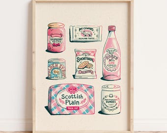 Może przedstawiać: Ilustracja w stylu vintage różnych artykułów spożywczych i napojów, w tym konfitury malinowej, ciasteczek maślanych, butelki Rose's Lime Cordial i pudełka z grubym, szkockim chlebem białym.