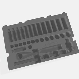 Peut inclure: Un organisateur d'outils en plastique gris avec des compartiments de différentes tailles pour ranger les outils. L'organisateur porte une étiquette indiquant "1/4" Drive".