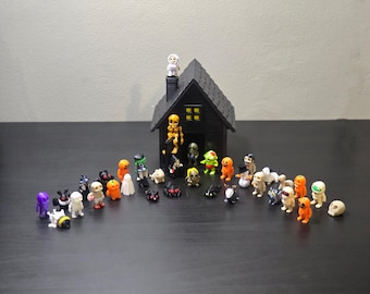 Haunted House with Halloween Figurines 3D printed – Spooky Mini Display Set