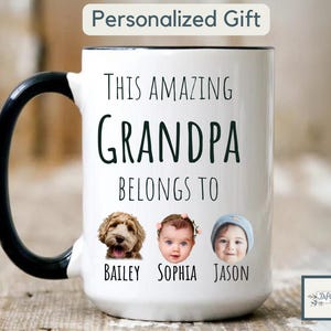 Peut inclure: Mug en céramique blanche avec une anse et un bord noirs, avec le texte "THIS AMAZING GRANDPA BELONGS TO" au-dessus de trois photos. Les photos incluent un chien nommé Bailey, un bébé nommé Sophia et un bébé nommé Jason. Le mug est étiqueté "Personalized Gift".